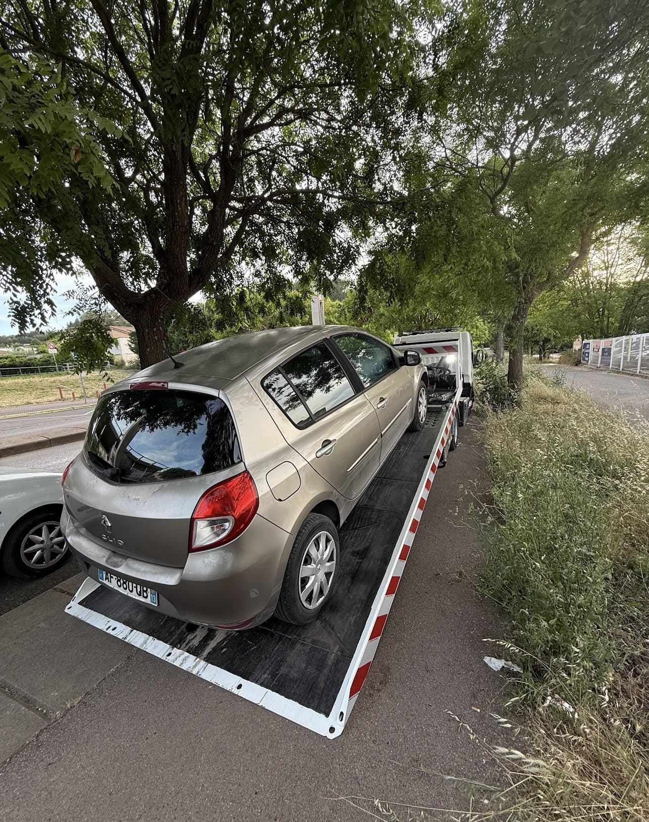 Technicien Global Remorquage en train de dépanner une voiture